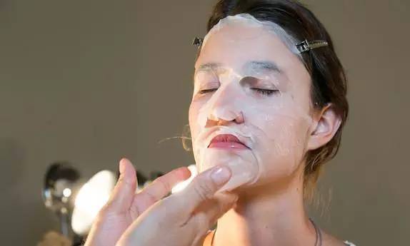 突袭时装周后台，探秘让模特360度美丽无死角的妆发技巧