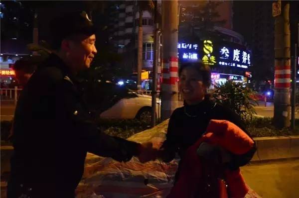 厦门元宵节灯会大街上,厦门街头的路灯