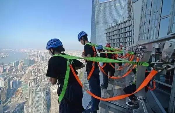 玻璃滑道断裂游客险坠落后续,景区玻璃栈道发生事故