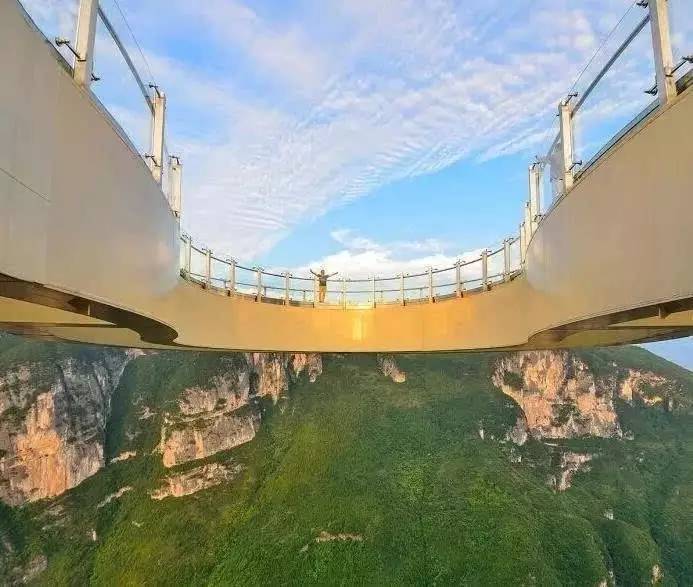 玻璃滑道断裂游客险坠落后续,景区玻璃栈道发生事故