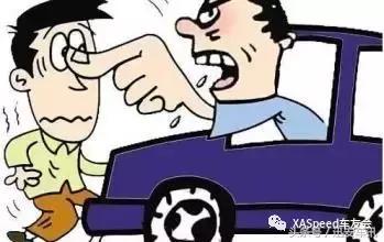 学车受不了气跟教练打起来了,驾校练车教练差点被车撞上墙