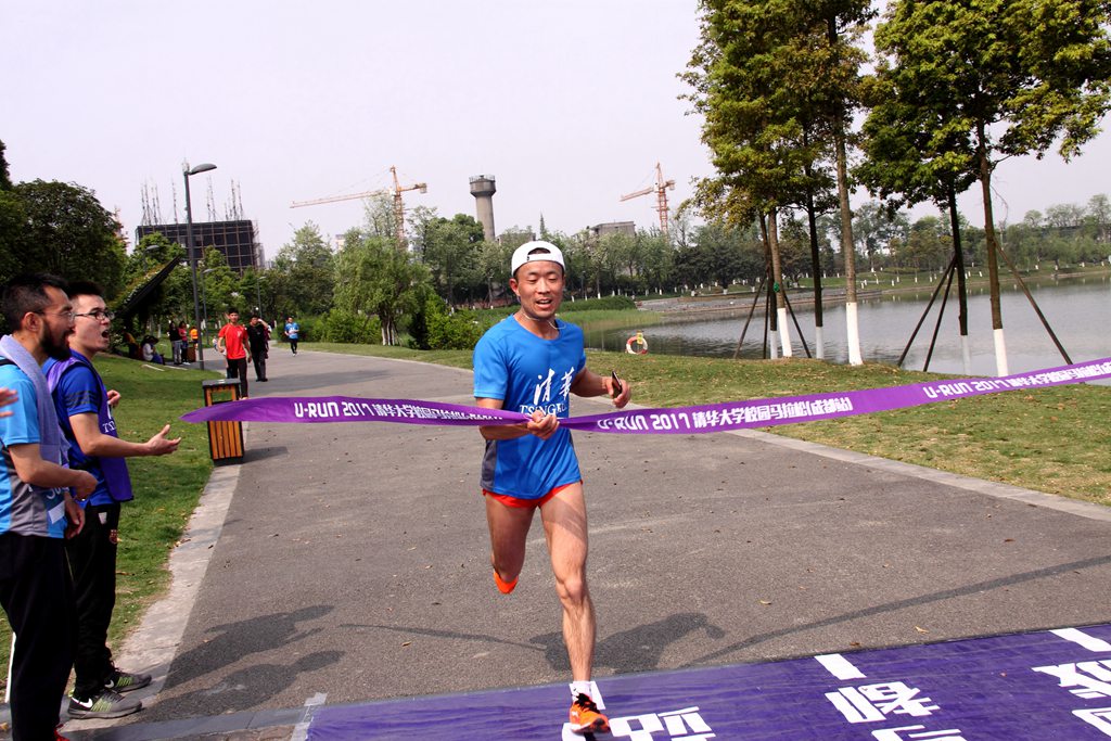 环球同跑迎校庆，清华校友锦城湖畔展英姿（原创）