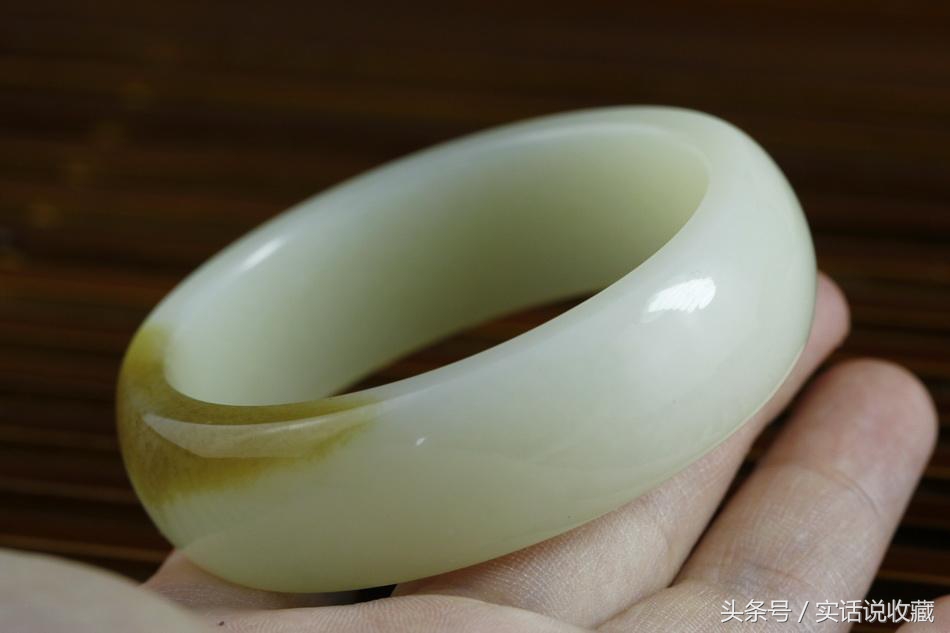 怎么鉴别和田玉手镯,玉手镯买翡翠手镯还是和田玉手镯