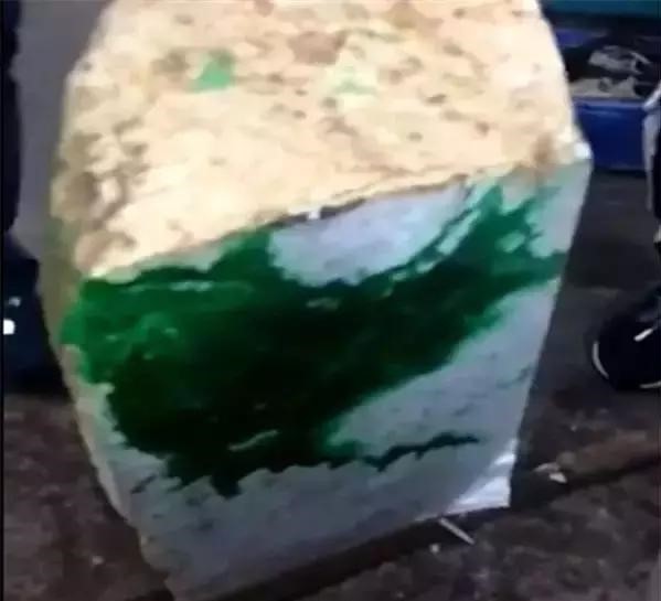 翡翠原石直播间赌石的套路,赌石直播间的石头开出来有多值钱