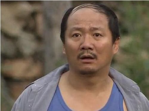 男子骑电瓶车失控撞上路边小哥,男子骑电动车撞上路边停放车受伤