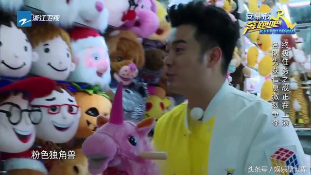 陈赫抱的狗狗,陈赫绑粉发带怀抱小狗