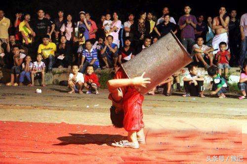 曾记否，在街头，一副沙哑的嗓子和几只猴