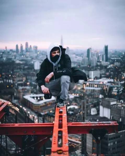 极限运动高楼攀岩视频,蜘蛛侠迈尔斯超帅自拍