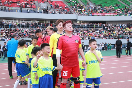 香港明星足球队来杭州谭咏麟,谭咏麟参加香港艺人足球队慈善赛