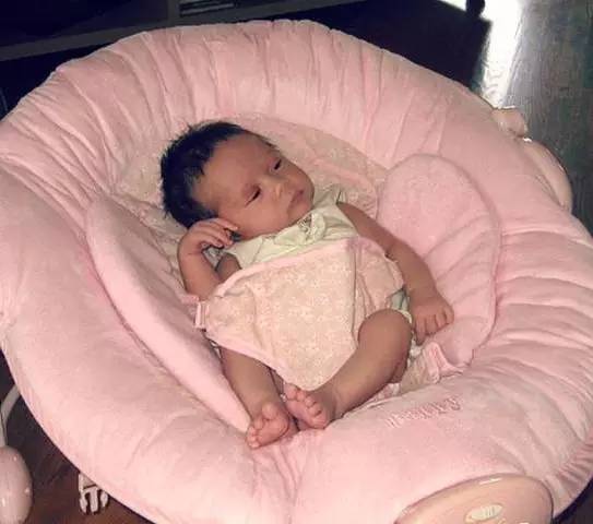 婴儿车对宝宝颈椎不好吗,婴儿车会伤婴儿的脊椎发育吗