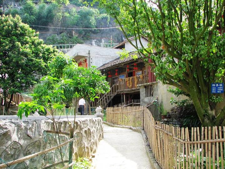 田东大石山区有个别墅村，蔬菜种在屋顶上