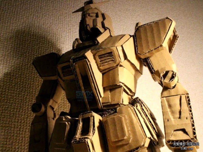 一个日本的萌妹子为了玩模型竟然在废纸堆做这种事情