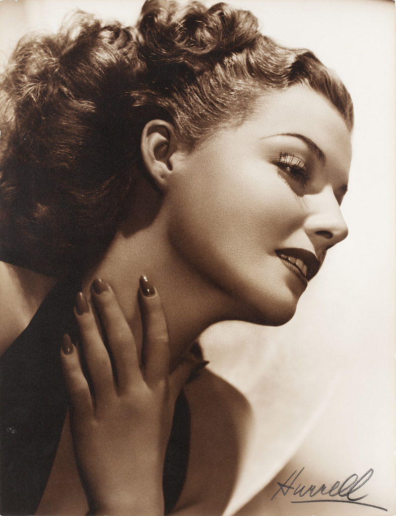 矮胖女孩丑照被人寄给选美赛，她竟因此赢得大奖踏上璀璨星途