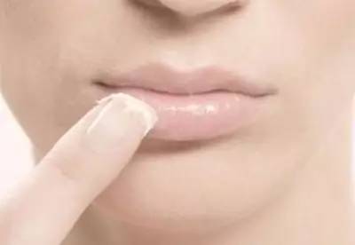 怎样淡化唇纹效果最好的方法,减少唇纹的有效方法
