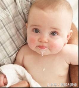 宝宝溢奶的正确处理方法视频,宝宝溢奶的正确护理方法