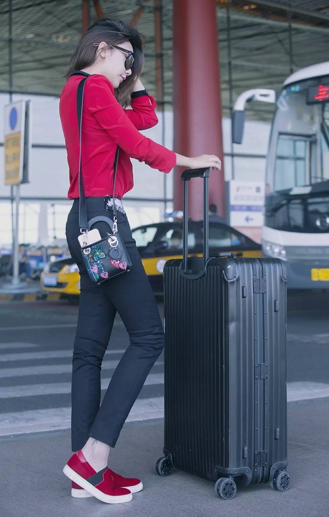 杨幂的机场秀终于更新了,杨幂又秀新穿搭