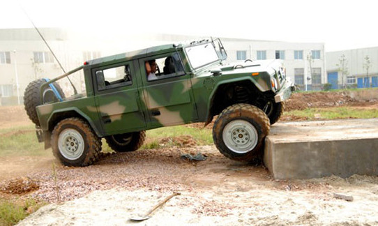 车标有点像保时捷的越野车,有点像倒三角形车标的越野车