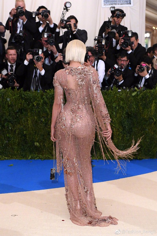 大幂幂大表姐美得稳妥可我更喜欢“玩很大”的日日和水果姐！