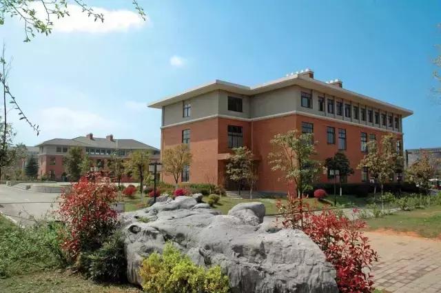 这所颜值逆天的学校，不仅是剧组常驻地，连教授都是国内一线明星