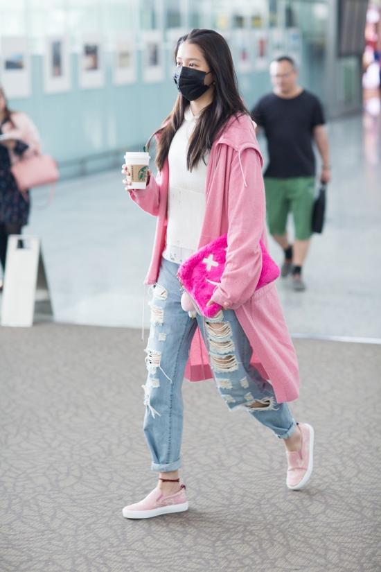 毫不费力的时髦感只需一条牛仔裤,想穿修身一点但不紧身的裤子