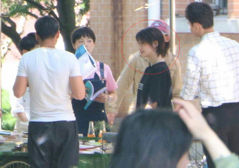 郑爽患病不敢去医院自己在家针灸,一句话透露她内心恐惧与不安!