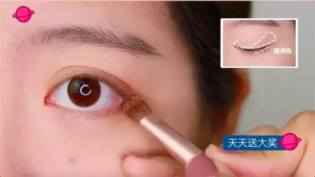 学生党用四色眼影盘可搞定妆容,适合新手的眼影盘一盘搞定全脸