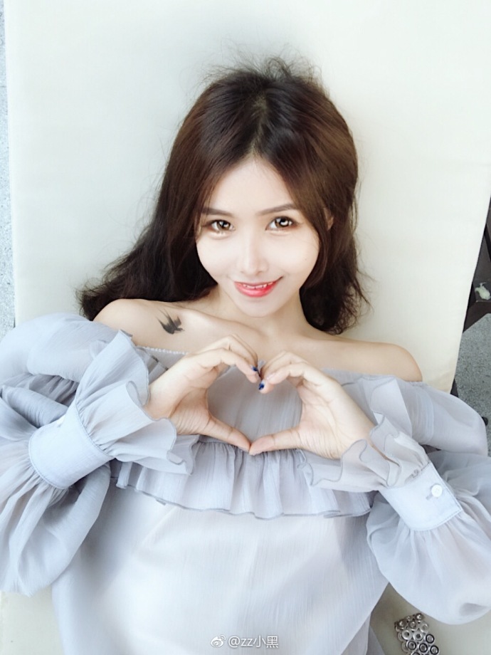 网红以前照片和现在照片转换,千万网红晒旧照对比现在