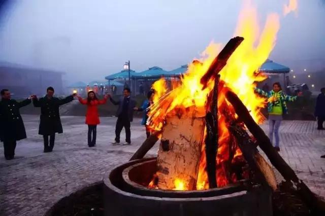 四川房车露营,川藏线上最火的房车露营基地