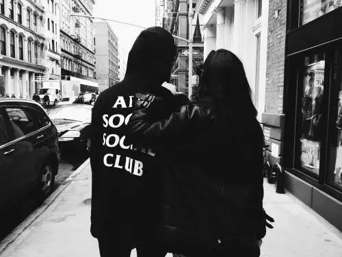 5分钟赚100万美金的潮流单位，幕后主脑竟然是一个不受欢迎的怪人？