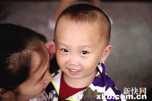 “许愿瓶行动”抵达彼岸八方“瓶主”冒雨领取幸福,2