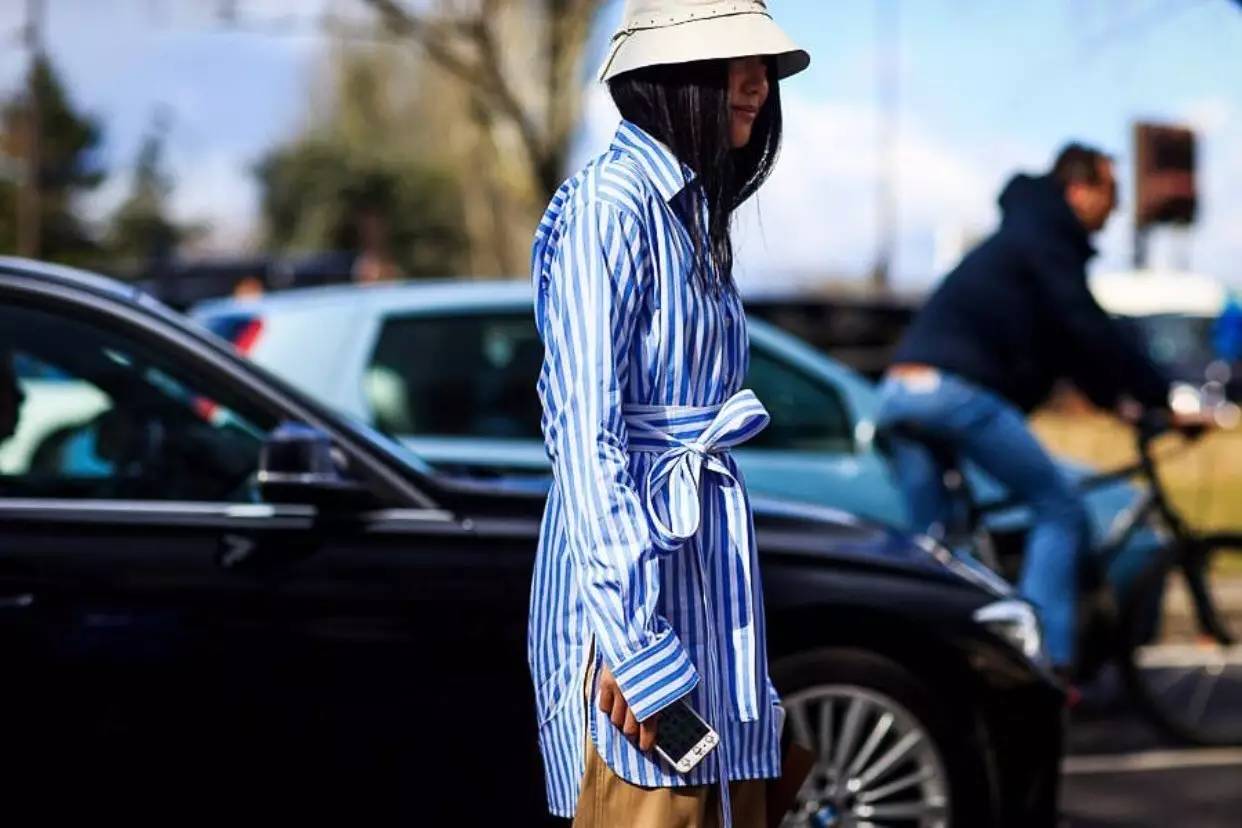 最近杨幂在机场现身变化让人惊讶,杨幂把机场当个人t台秀