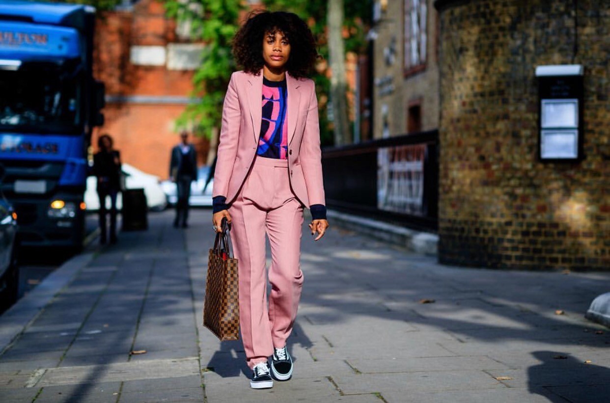 最近杨幂在机场现身变化让人惊讶,杨幂把机场当个人t台秀