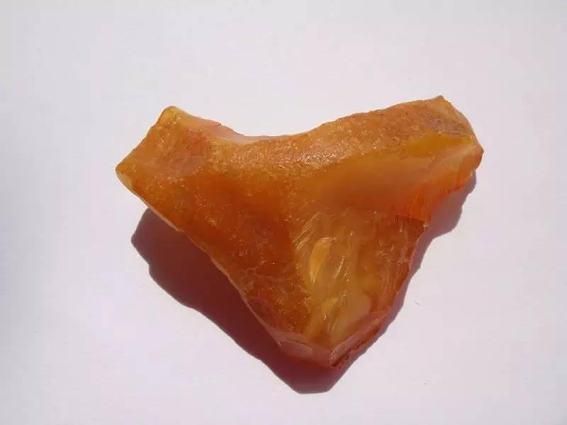 鉴别蜜蜡原石真假的最简单方法,蜜蜡原石和打磨过蜜蜡的区别