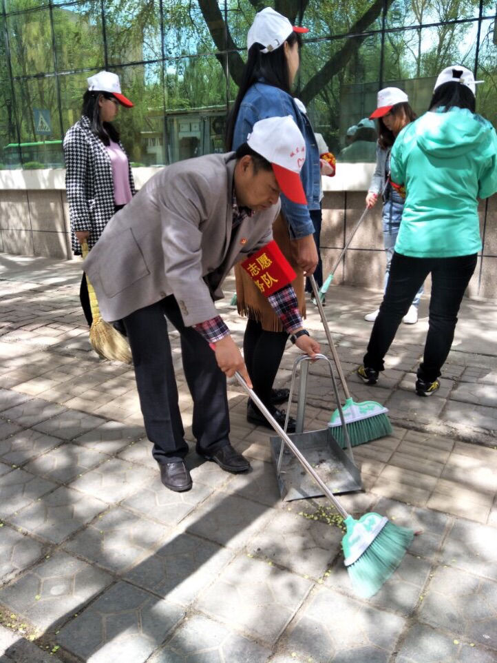 西宁十里铺小学践行*党**员先进性清洁校园做楷模