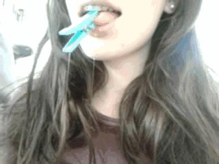 妹子被小龙虾夹,妹子被螃蟹夹了