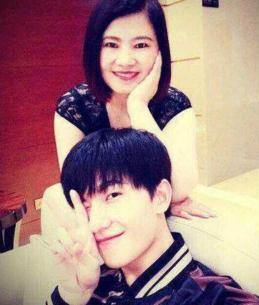 母亲节王俊凯像妈妈送礼物,王俊凯母亲节