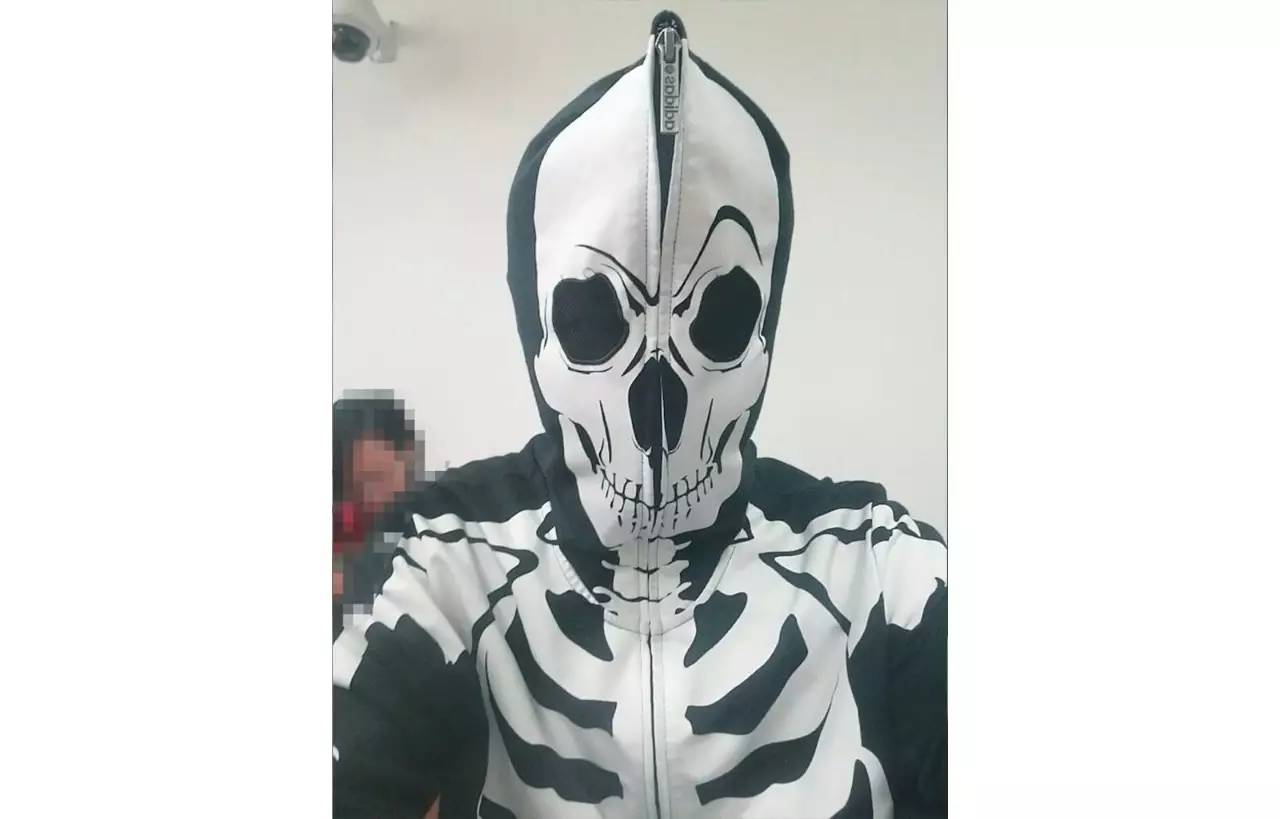 她们为别人穿的衣服,最后都一件一件脱了下来