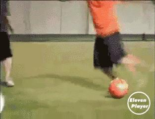 足球过人技巧一百八十度,足球经典过人技巧教学