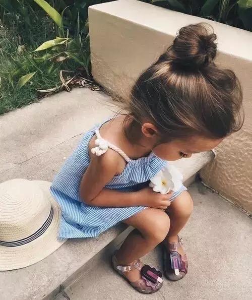 小时候我嫌这双鞋low，全身塑料的它现在要卖好几千块！