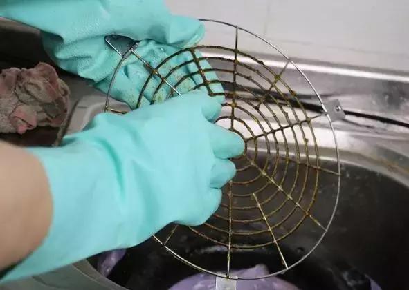 油烟机不管有多脏一个口罩就搞定,油烟机太脏了用什么清理比较干净