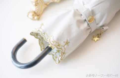 一把伞撑出花花世界，不开劳斯莱斯雨中照样傲娇走