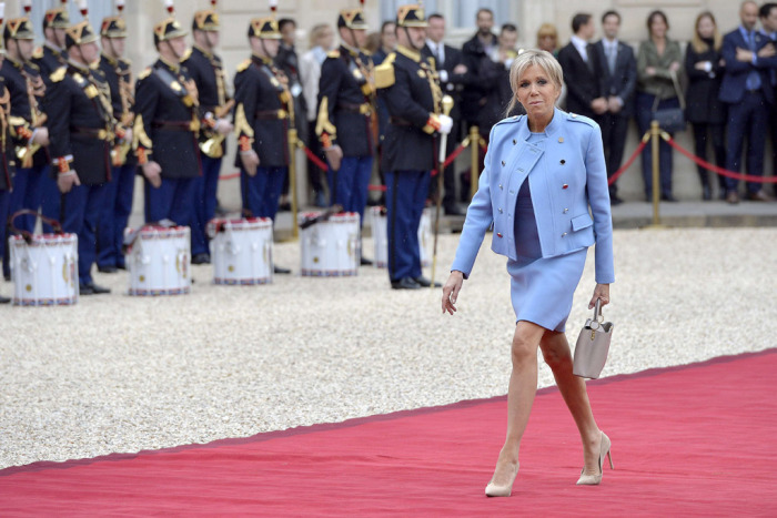 法国总统西装3千元第一夫人借LV套装穿，法国史上最省总统夫妻