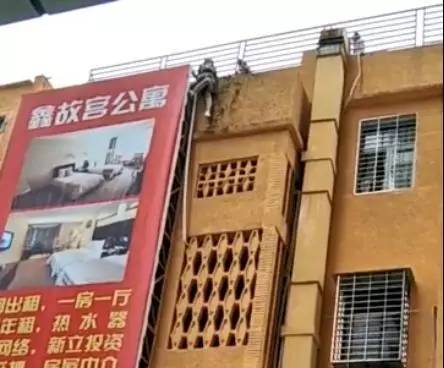 战士接住坠楼老人,消防战士救跳楼女子牺牲