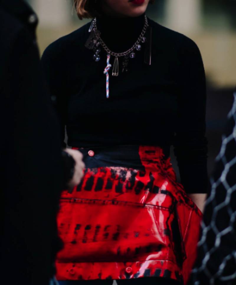 试着在衣服上添加超热门小玩意——别针！