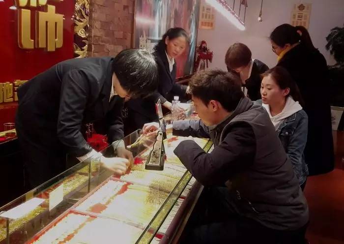 靠买这个,有人春节几天就赚了4万!你也心动了?专家说