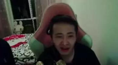 主播打赌舔脚，这也可以？