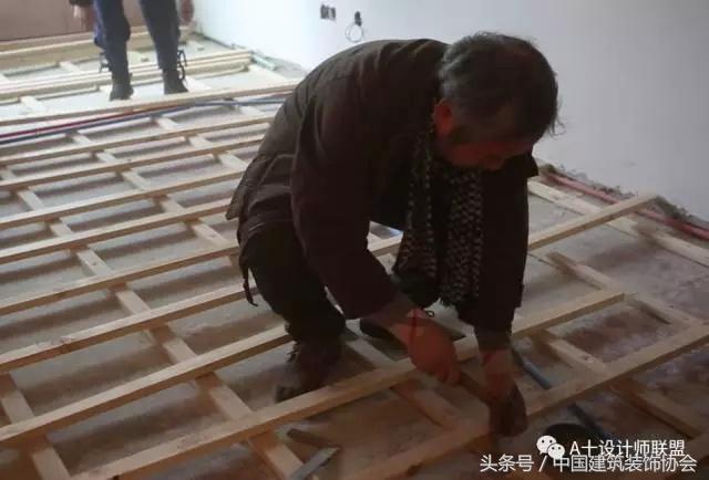 王铁给雷锋“的哥”换了新家还替他解决了儿子的婚姻大事