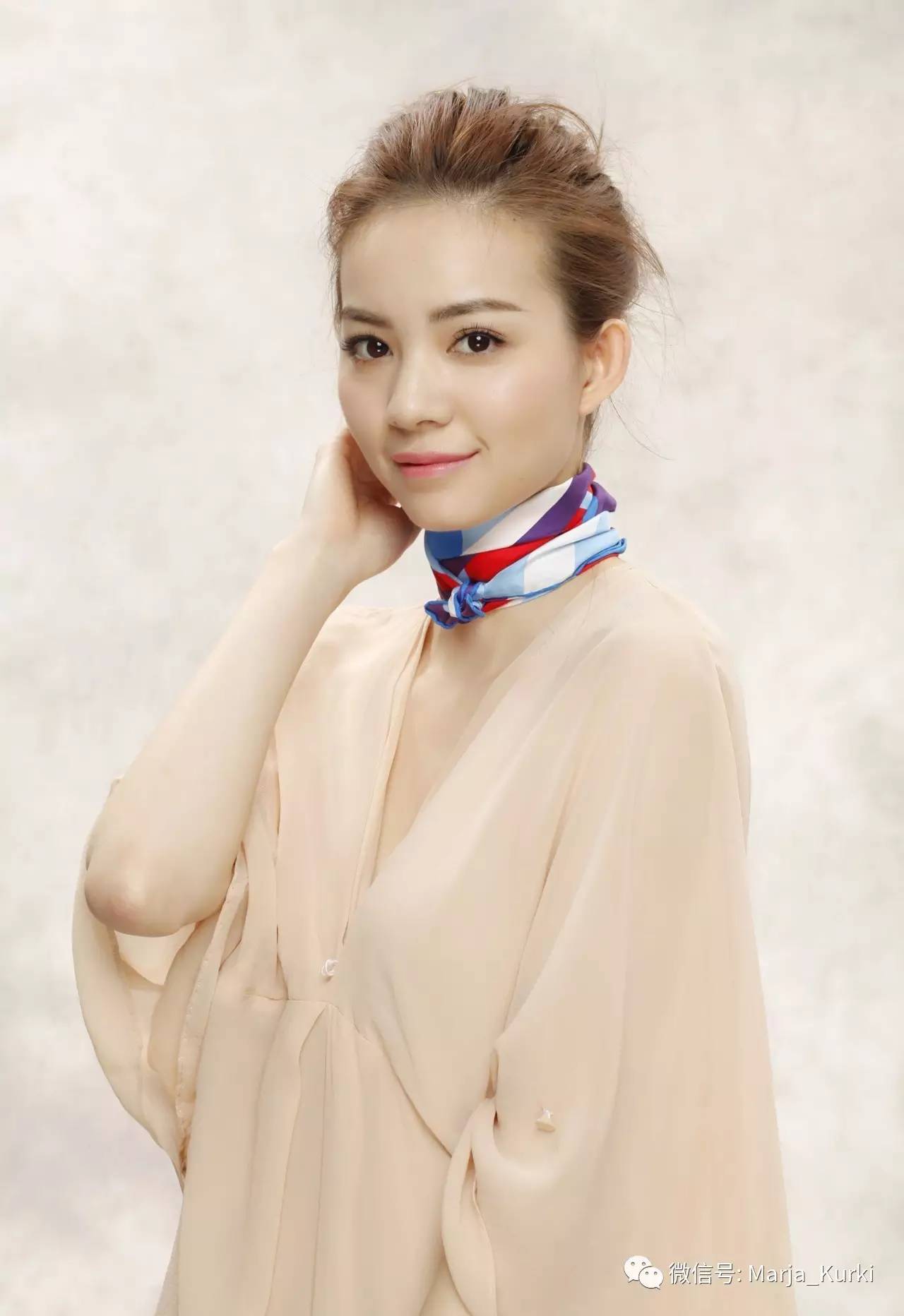 小方巾的时尚搭配,小方巾怎么系有高级感