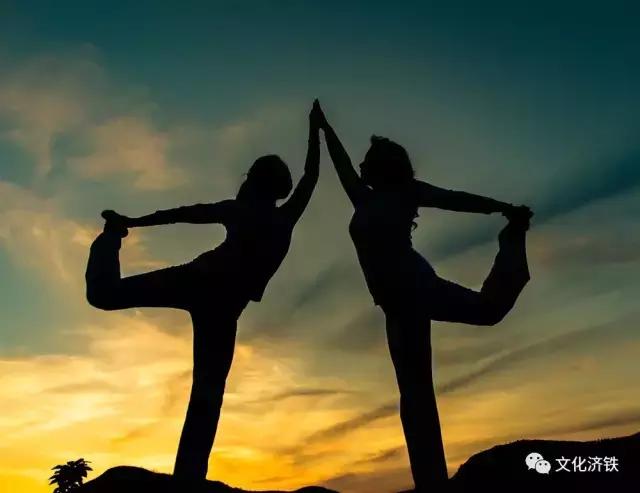 “健康济铁·瑜你同行”室外瑜伽暨摄影采风在袁洪峪举行