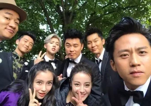 跑男团合影,超哥凭黑袜吸睛,但热巴却凭一小动作圈粉